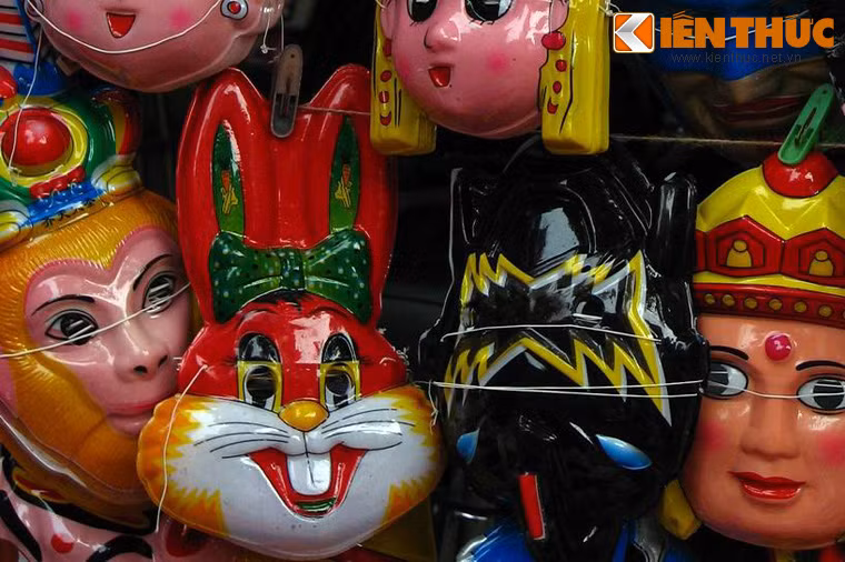 Sau nhiều thể kỷ đồng hành cùng ngày Tết Trung thu, trong khoảng 2 thập niên trở lại đây, mặt nạ giấy bồi có phần bị lấn át bởi sự xuất hiện của mặt nạ nhựa Trung Quốc, được sản xuất hàng loạt với giá thành rẻ và mẫu mã đa dạng hơn nhiều.