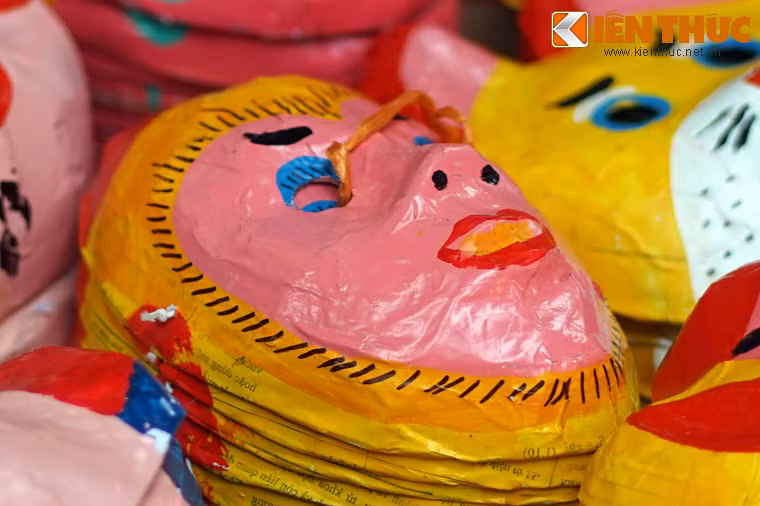 Cùng với đó là các loại hình tượng thường được xuất hiện trong truyện kể cho trẻ con như Tôn Ngộ Không, Trư Bát Giới, Đường Tăng… Các hình tượng này mang hàm ý để nêu cao tinh thần vượt khó, sự dũng cảm, mưu trí, đồng thời cũng là dấu ấn Phật giáo trong lễ hội đêm rằm.