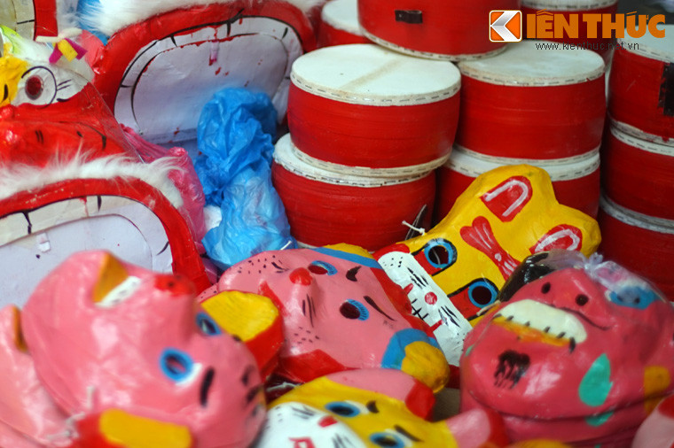 Người lớn làm đồ chơi cho trẻ con vui trông trăng nhưng thực chất các loại hình đồ chơi, trong đó có mặt nạ, đã đóng góp một cách đặc biệt vào “nghi lễ” cúng trăng – cúng trời đất – cầu mùa mà con trẻ như một thành tố tham dự.