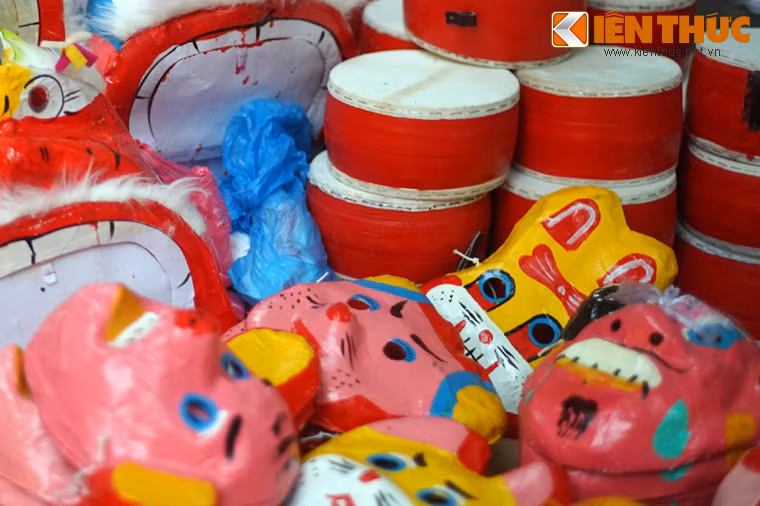 Người lớn làm đồ chơi cho trẻ con vui trông trăng nhưng thực chất các loại hình đồ chơi, trong đó có mặt nạ, đã đóng góp một cách đặc biệt vào “nghi lễ” cúng trăng – cúng trời đất – cầu mùa mà con trẻ như một thành tố tham dự.