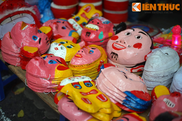 Có thể nói, đám rước đèn, chơi mặt nạ tưởng chừng như chỉ là trò vui của con trẻ, nhưng ẩn chứa trong đó những thông điệp với đất trời: Ước mong cho trời yên bể lặng, mong cho ánh trăng sáng tươi, đất đai màu mỡ mùa màng bội thu, cho con cháu luôn tươi vui khỏe mạnh.