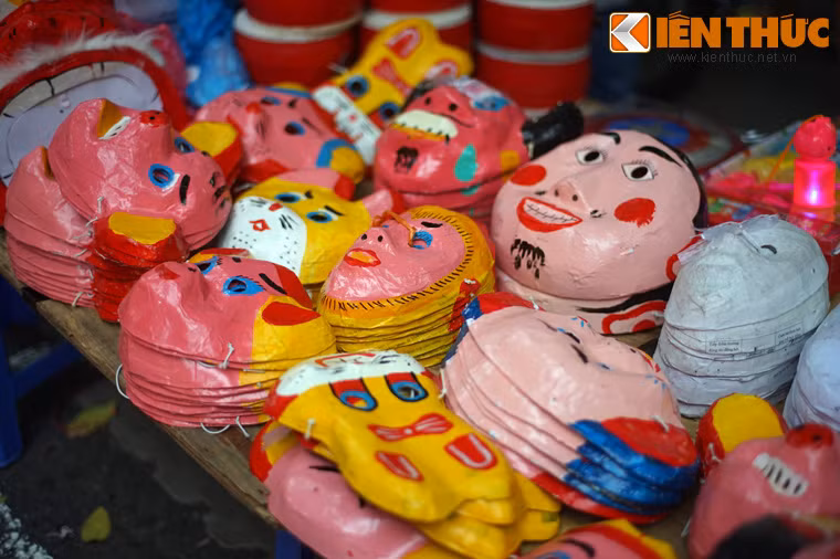 Có thể nói, đám rước đèn, chơi mặt nạ tưởng chừng như chỉ là trò vui của con trẻ, nhưng ẩn chứa trong đó những thông điệp với đất trời: Ước mong cho trời yên bể lặng, mong cho ánh trăng sáng tươi, đất đai màu mỡ mùa màng bội thu, cho con cháu luôn tươi vui khỏe mạnh.