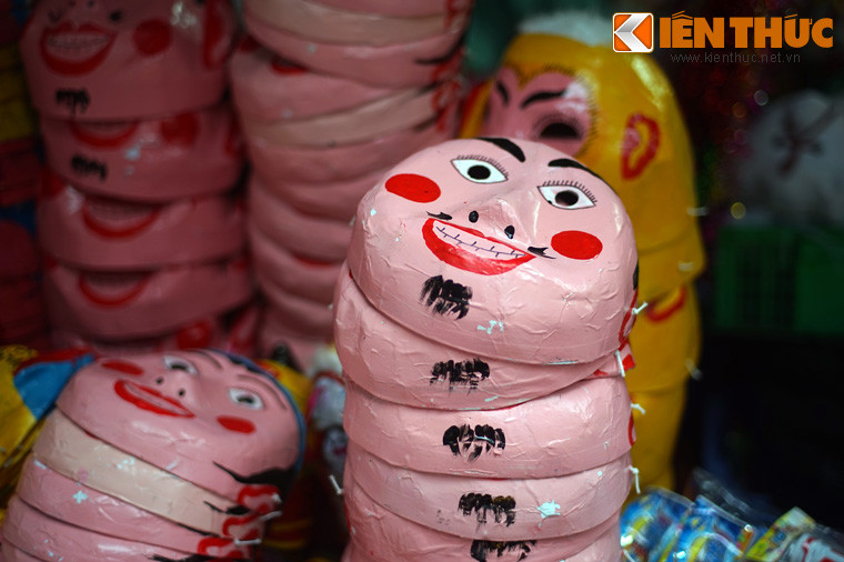 Các hình tượng thường gặp trên mặt nạ Trung thu là ông Địa, thỏ ngọc, khỉ, trâu, lợn, đầu lân... Trong đó, mặt nạ ông Địa tức vị thổ thần, thổ địa được thể hiện với hình dáng tròn vo và vui tươi như sự sung mãn đầy đủ của đất đai màu mỡ.