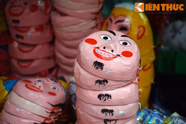 Các hình tượng thường gặp trên mặt nạ Trung thu là ông Địa, thỏ ngọc, khỉ, trâu, lợn, đầu lân... Trong đó, mặt nạ ông Địa tức vị thổ thần, thổ địa được thể hiện với hình dáng tròn vo và vui tươi như sự sung mãn đầy đủ của đất đai màu mỡ.