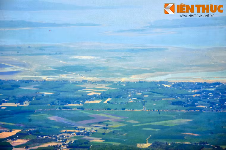 Quanh hồ là màu xanh bạt ngàn của ruộng đồng, vườn tược.