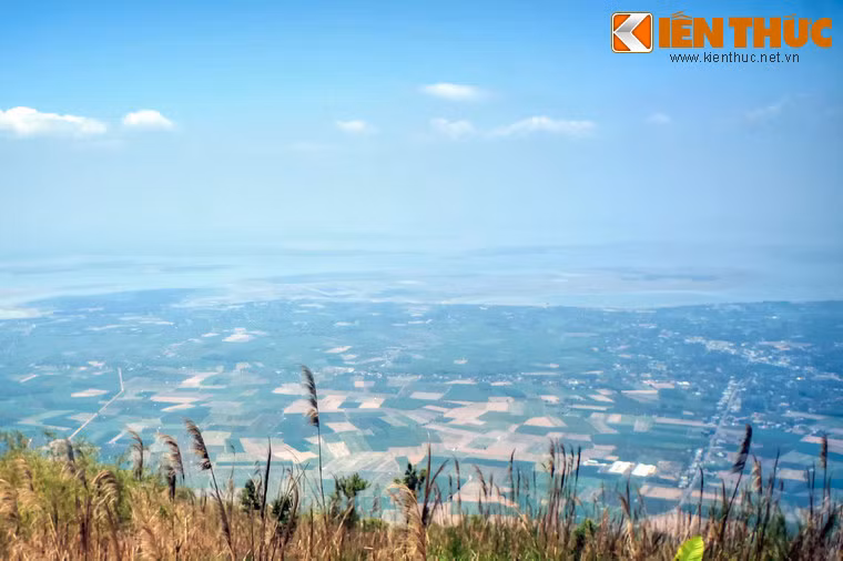 Nhìn về hướng Đông, hồ Dầu Tiếng - một thắng cảnh nổi tiếng của Tây Ninh - hiện ra với dáng vẻ bao la như biển cả.