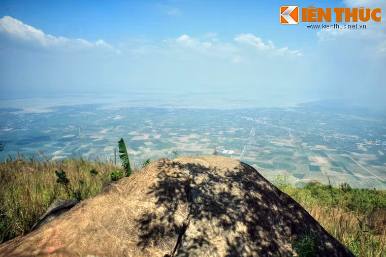 Từ độ cao gần một cây số của đỉnh Bà Đen, có thể phóng tầm mắt để bao quát một khu vực rộng lớn với phong cảnh hữu tình của tỉnh Tây Ninh.