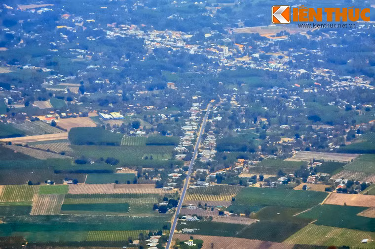 Các khu dân cư đông đúc trở nên nhỏ bé đến mức tưởng như có thể nắm được trong lòng bàn tay.