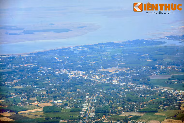 Khung cảnh được tô điểm bằng những chòm xóm, khối phố ẩn hiện trong cây xanh.