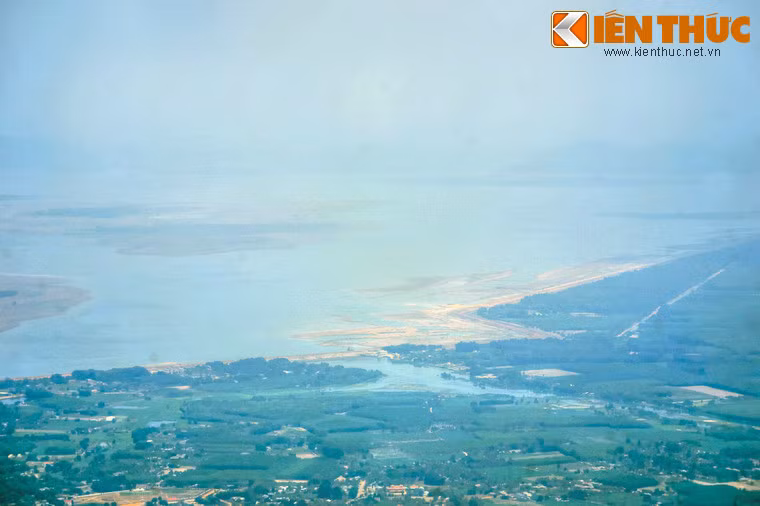 Đây là một hồ thủy lợi được xây dựng vào năm 1981-1985. Với diện tích mặt nước là 270 km² và 45,6 km² đất bán ngập nước, hồ Dầu Tiếng là hồ nhân tạo lớn nhất Việt Nam.