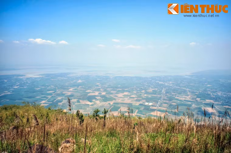 Cùng với những khung cảnh đầy quyến rũ, bầu không khí mát dịu trên đỉnh núi khiến du khách ngỡ như mình đã lọt vào chốn bồng lai tiên cảnh...