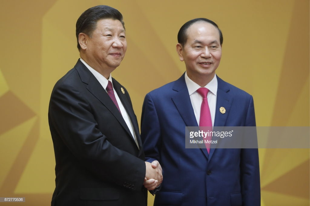 Chủ tịch nước Trần Đại Quang bắt tay với Chủ tịch Trung Quốc Tập Cận Bình trong ngày bế mạc APEC 2017 tại Đà Nẵng, 11/11/2017. Ảnh: Getty.