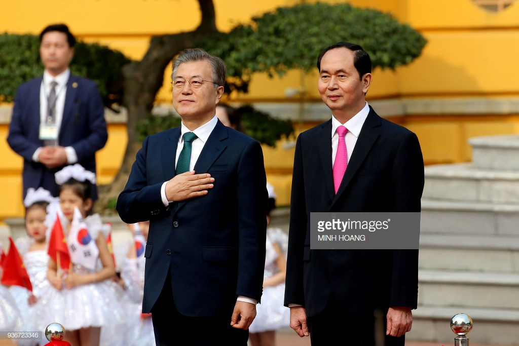 Chủ tịch nước Trần Đại Quang tiếp đón Tổng thống Hàn Quốc Moon Jae-In tại Phủ Chủ tịch ngày 23/3/2018. Ảnh: Getty.