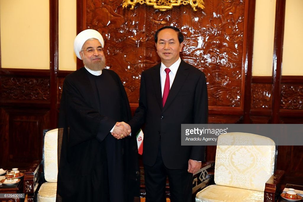 Chủ tịch nước Trần Đại Quang bắt tay Tổng thống Iran Hassan Rouhani tại Phủ Chủ tịch, 6/10/2016. Ảnh: Getty.