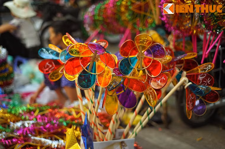  Đèn ông sư là một món đồ chơi Trung thu truyền thống từng khiến trẻ em Việt Nam các thế hệ 7X, 8X thích mê mẩn mỗi khi đến ngày Rằm tháng 8.