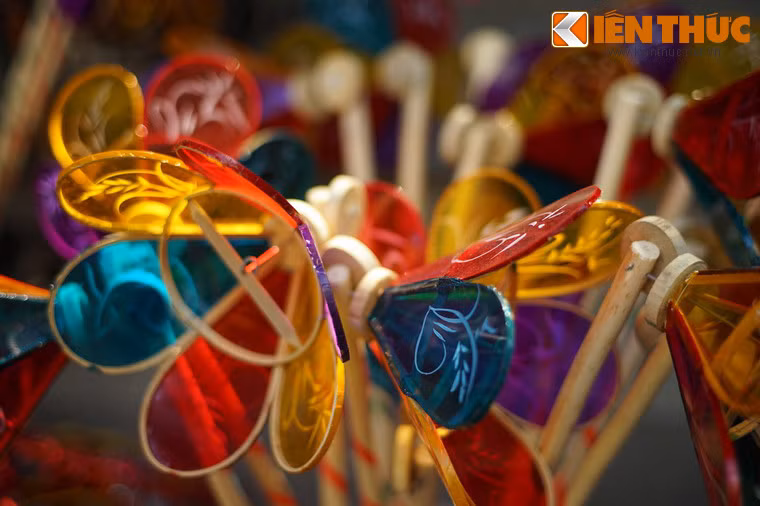 Đứng bên những món đồ chơi Trung thu hiện đại bóng bẩy, những chiếc đèn ông sư hiện lên khá khiêm nhường, nhưng vẫn mang một nét quyến rũ riêng của một món đồ chơi dân gian.