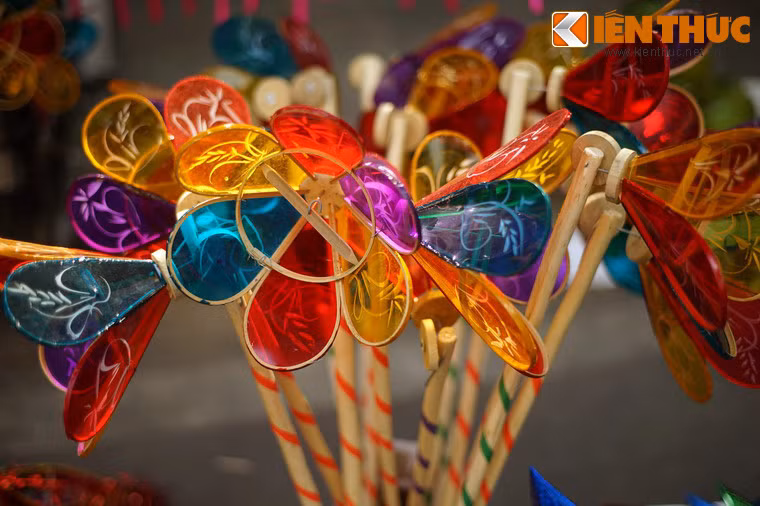 Tên gọi của đèn ông sư xuất phát từ hình dáng của nó, với chiếc chao đèn có 6 cánh, trông từa tựa như chiếc mũ của các vị hòa thượng Phật giáo.