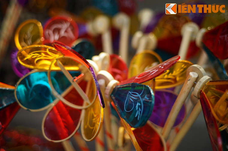 Đứng bên những món đồ chơi Trung thu hiện đại bóng bẩy, những chiếc đèn ông sư hiện lên khá khiêm nhường, nhưng vẫn mang một nét quyến rũ riêng của một món đồ chơi dân gian.