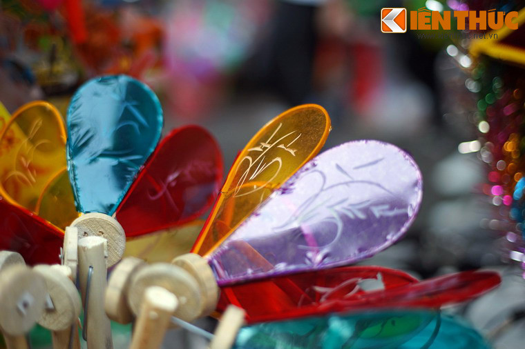 Để làm được một chiếc đèn cù mất khá nhiều công đoạn, bắt đầu bằng việc chẻ nứa vót nan cắm vào bánh xe, dán giấy bóng màu, sửa lại bằng kéo...