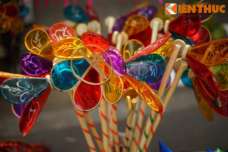 Tên gọi của đèn ông sư xuất phát từ hình dáng của nó, với chiếc chao đèn có 6 cánh, trông từa tựa như chiếc mũ của các vị hòa thượng Phật giáo.