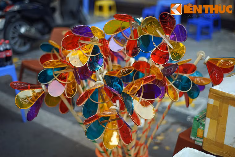 Mỗi mùa Trung thu xưa, trẻ em ở khắp các phố phường làng xóm lại kéo những chiếc đèn ông sư lấp lánh chạy khắp nơi, cười đùa ríu rít...