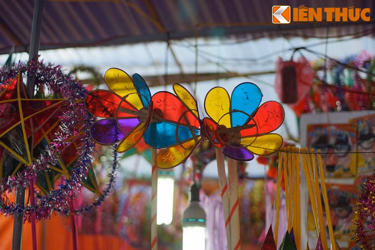 Đèn ông sư còn một tên gọi khác là đèn cù vì nó có thể quay như cái cù - tức con quay, một loại đồ chơi truyền thống của trẻ em xưa.