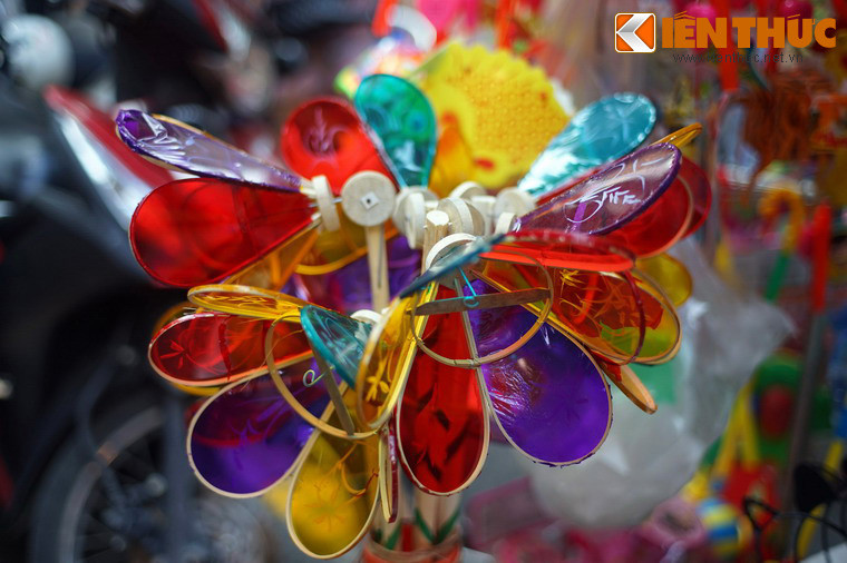 Những cơ sở sản xuất đèn ông sư chủ yếu là làng nghề truyền thống Báo Đáp ở tỉnh Nam Định và một số làng ở huyện Thường Tín, Hà Nội.