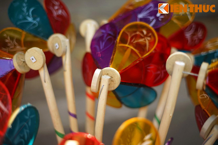 Tiếp đến là vẽ hình trang trí bằng sơn, tra then ngang, buộc lõi dây thép và cắm vào đai đèn một bánh xe gỗ. Đèn ông sư có thể quay được nhờ bánh xe một cạnh tiếp xúc với đế đèn, cạnh kia lăn trên đất.