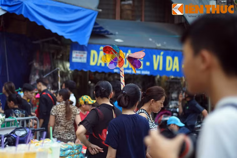 Với những người từng trải qua thời thơ ấu thời kỳ đất nước còn khó khăn, hình ảnh chiếc đèn này sẽ gợi lại hoài niệm êm đềm về những mùa Trung thu mộc mạc, nay đã trở thành dĩ vãng...