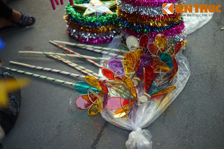 Khi chơi, trẻ em cắm nến vào giữa chao đèn, cầm cán đẩy đèn trên mặt đất. Ánh đèn chiếu qua chao đèn dán giấy bóng xoay tròn sẽ tạo ra những hình ảnh rực rỡ trên mặt đất, nhìn rất vui mắt.