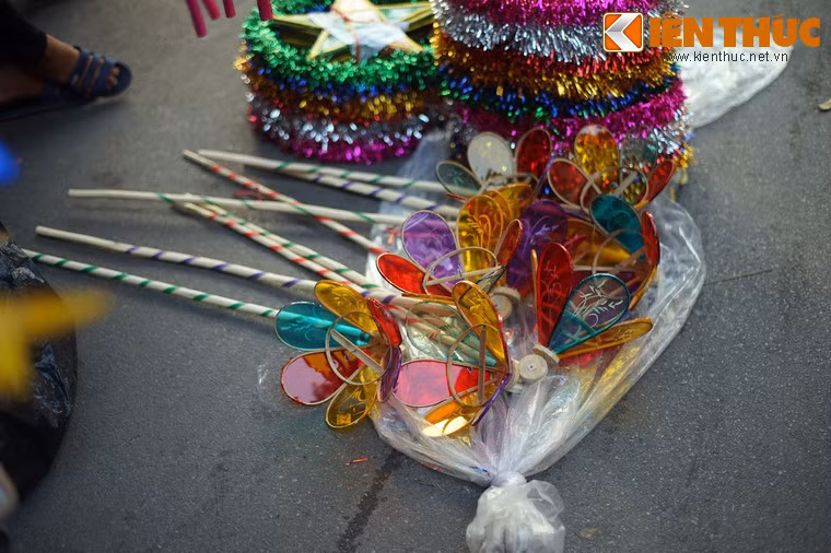 Khi chơi, trẻ em cắm nến vào giữa chao đèn, cầm cán đẩy đèn trên mặt đất. Ánh đèn chiếu qua chao đèn dán giấy bóng xoay tròn sẽ tạo ra những hình ảnh rực rỡ trên mặt đất, nhìn rất vui mắt.