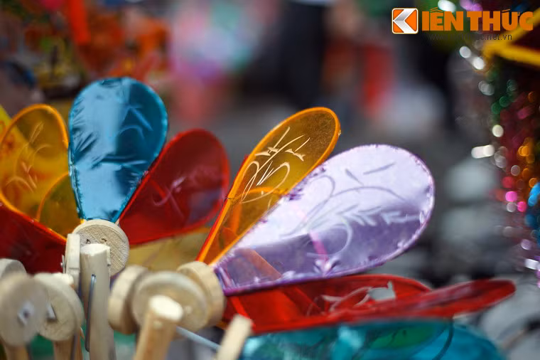 Để làm được một chiếc đèn cù mất khá nhiều công đoạn, bắt đầu bằng việc chẻ nứa vót nan cắm vào bánh xe, dán giấy bóng màu, sửa lại bằng kéo...