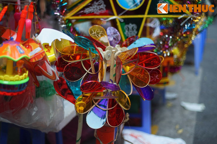 Ngày nay, đèn ông sư vẫn được sản xuất bày bán phổ biến vào dịp Tết Trung thu. Tại phố Hàng Mã, món đồ chơi này được bán với giá khoảng 30.000-40.000 đồng một chiếc.