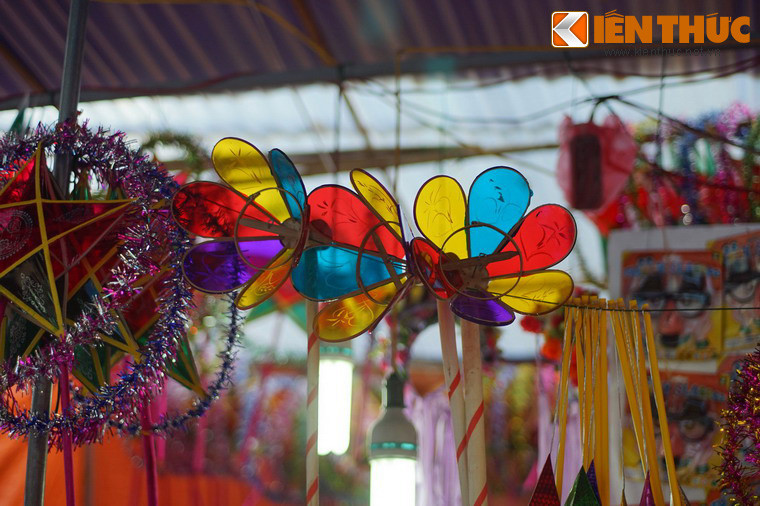 Đèn ông sư còn một tên gọi khác là đèn cù vì nó có thể quay như cái cù - tức con quay, một loại đồ chơi truyền thống của trẻ em xưa.