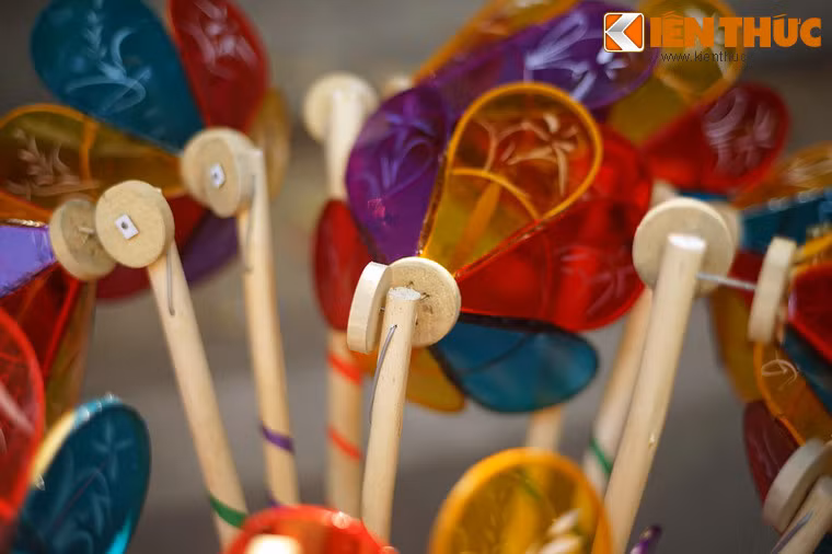 Tiếp đến là vẽ hình trang trí bằng sơn, tra then ngang, buộc lõi dây thép và cắm vào đai đèn một bánh xe gỗ. Đèn ông sư có thể quay được nhờ bánh xe một cạnh tiếp xúc với đế đèn, cạnh kia lăn trên đất.