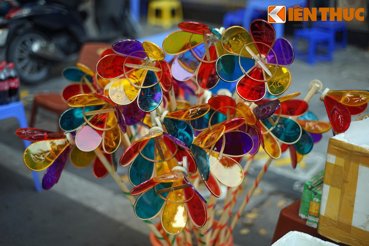 Mỗi mùa Trung thu xưa, trẻ em ở khắp các phố phường làng xóm lại kéo những chiếc đèn ông sư lấp lánh chạy khắp nơi, cười đùa ríu rít...