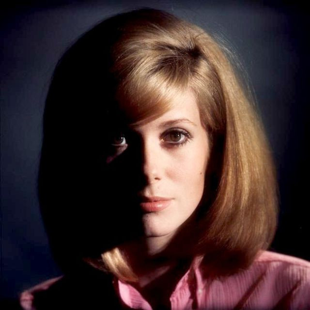 Catherine Deneuve (sinh năm 1943) là nữ diễn viên điện ảnh và truyền hình Pháp, đã đoạt giải César 2 lần, được đề cử cho Giải Oscar và Giải BAFTA.