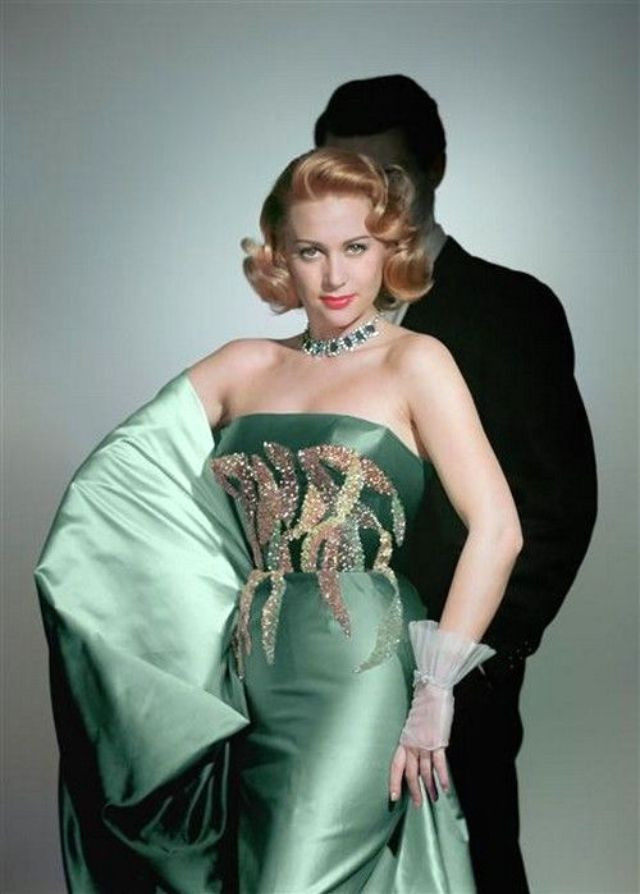 Chân dung Martine Carol (1920-1967), một ngôi sao điện ảnh người Pháp.