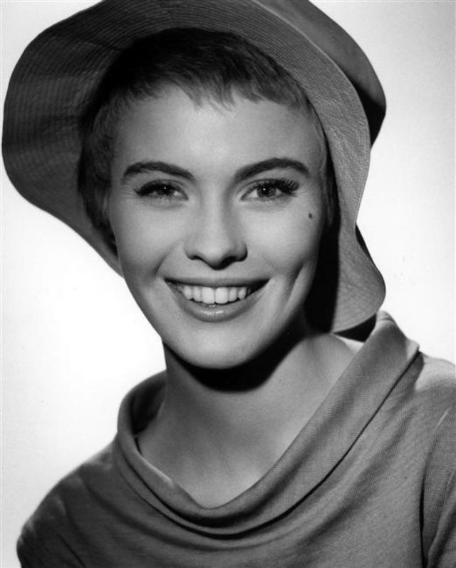 Jean Dorothy Seberg (1938-1979) là một nữ diễn viên người Mỹ sống nửa cuộc đời ở Pháp. Cô xuất hiện trong 34 bộ phim ở Hollywood và châu Âu.