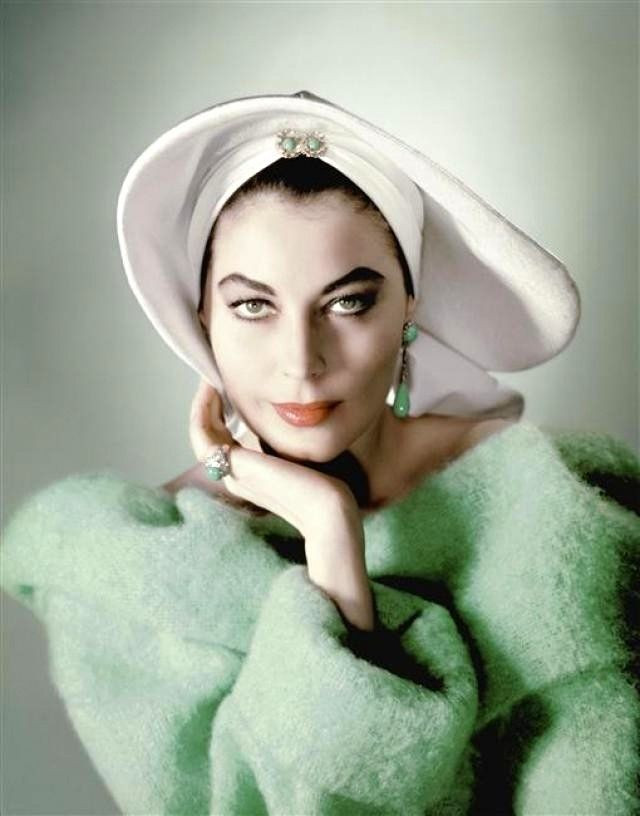 Bức ảnh thời kỳ đỉnh cao của Ava Lavinia Gardner (1922-1990), một nữ diễn viên người Mỹ gốc Ireland và gốc Anh, đã được đề cử nhận Giải Oscar và được ghi tên trong Danh sách 100 ngôi sao điện ảnh của Viện phim Mỹ.