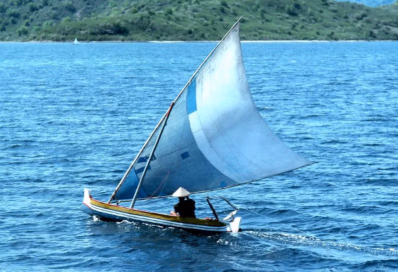 Ngư dân Bali trên thuyền đánh cá kiểu truyền thống. Ảnh: Blake Smith Flickr.