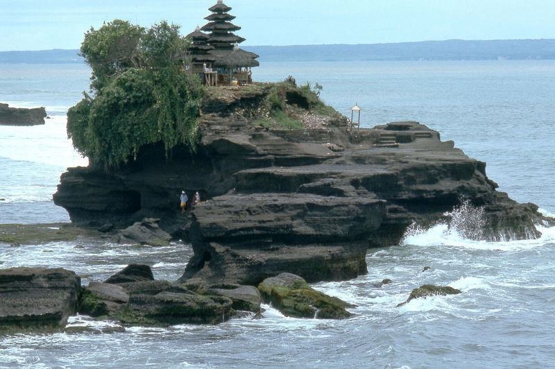 Đền Tanah Lot ở Bali. Ảnh: Blake Smith Flickr.