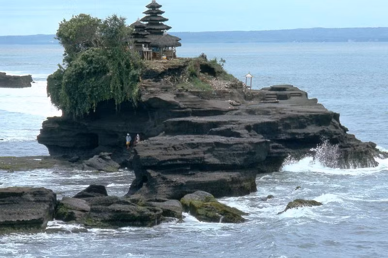 Đền Tanah Lot ở Bali. Ảnh: Blake Smith Flickr.