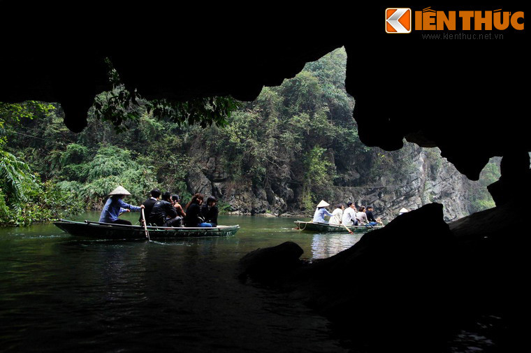 Du khách sẽ có những trải nghiệm khó quên khi đi qua trên dưới chục hang động mang những cái tên dân dã như hang Sáng, hang Tối, hang Seo Lớn, hang Si, hang Ao Trai, hang Thuốc, hang Sính, hang Nấu Rượu, hang Ba Giọt...