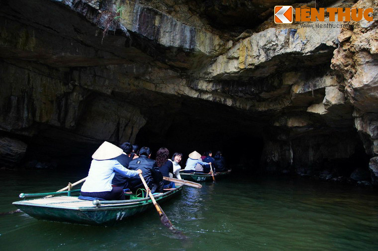 Hàng chục thủy động ở nơi đây được ngăn cách với nhau bởi các thung, mỗi thung lại có cảnh quan đẹp như một bức tranh thủy mặc. Độ dài của các hang cộng lại lên tới gần 20 km.