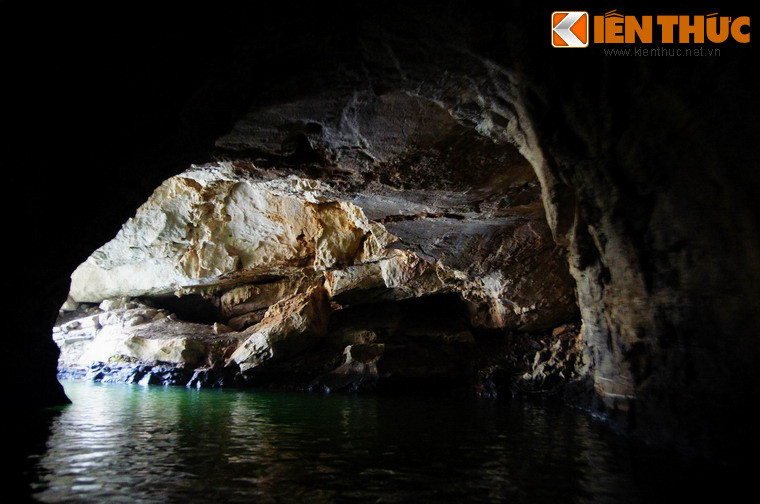 Quần thể hang động Tràng An mới chỉ được phát hiện và nghiên cứu một cách hệ thống từ năm 2001 nhờ các công trình khảo cứu của các nhà khoa học cùng sự giúp đỡ của người dân bản địa.