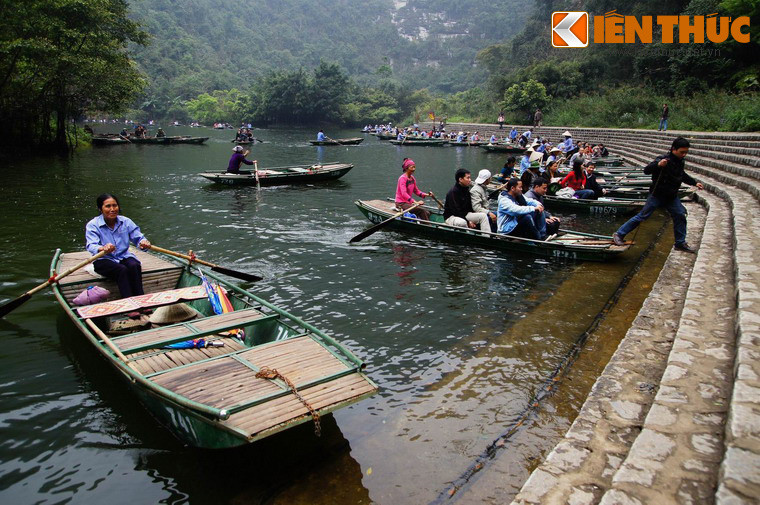 Bên cạnh thiên nhiên kỳ thú, Tràng An cũng là một vùng đất giàu truyền thống lịch sử, văn hóa do nơi đây chính là đồn lũy phía Nam bảo vệ thành Hoa Lư xưa.
