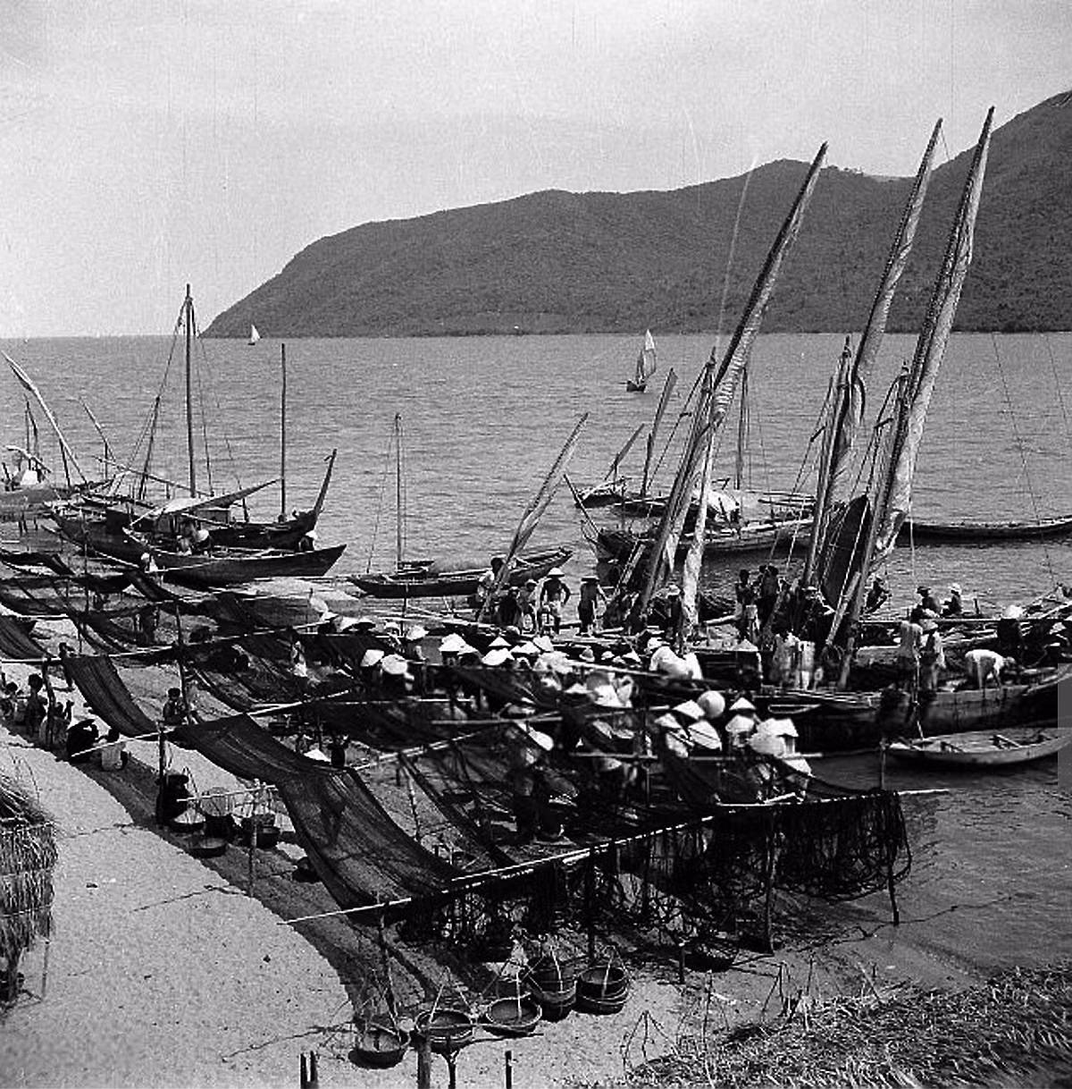 Những con thuyền về bến bên chợ cá. Ảnh: Michel Huet/ Getty.