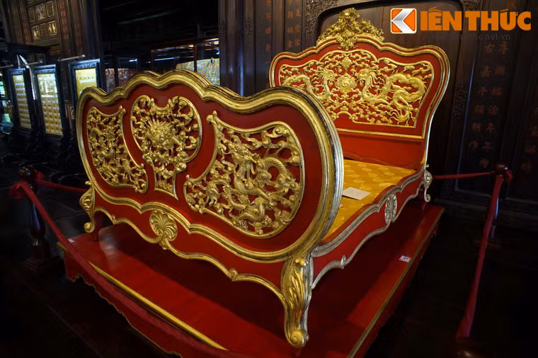 Món đồ nội thất gây chú ý nhất tại Bảo tàng Cổ vật Cung đình Huế chính là chiếc long sàng của vua Khải Định.