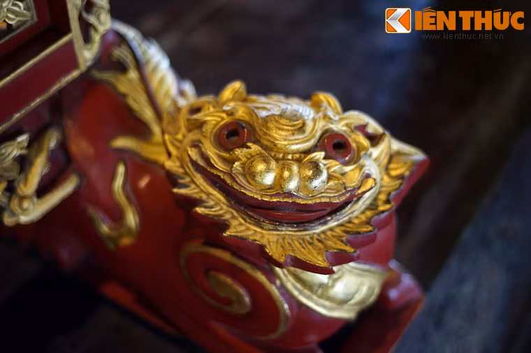 Hình tượng nghê dát vàng ở chân chiếc trấn phong.